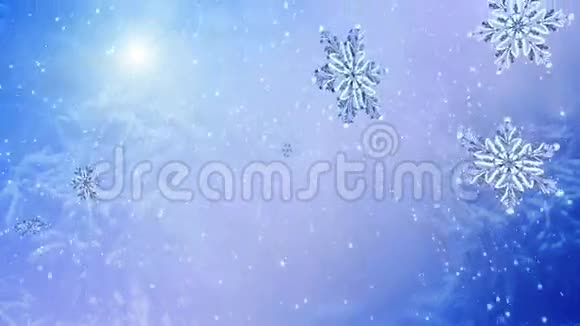 蓝色雪背景上的雪花飞舞慢动作视频的预览图