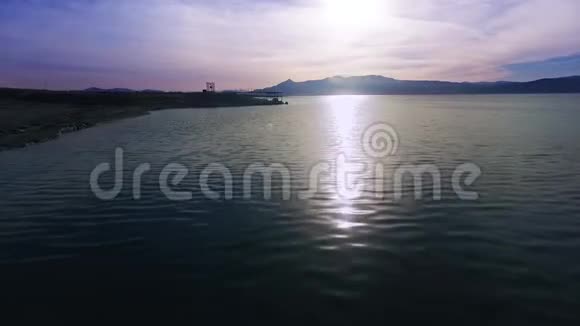 生动的紫湖落日航拍视频的预览图