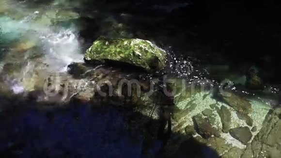 4K莽莽的河流在谷流淌洁净的深蓝水特里格拉夫国家公园朱利安阿尔卑斯山布莱德山谷斯洛文尼亚视频的预览图