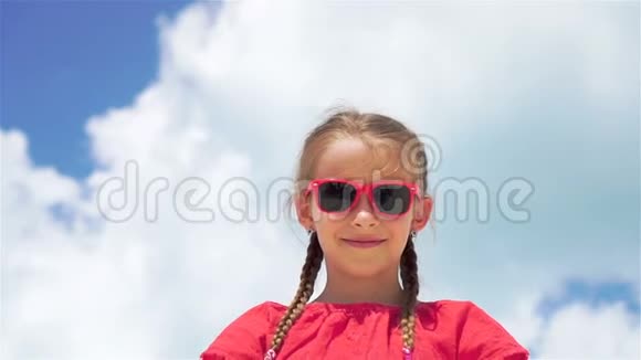 暑假期间在海滩上可爱的小女孩的肖像流动人口视频的预览图