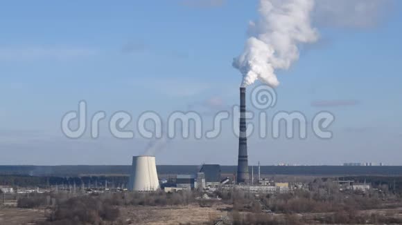 有蒸汽和烟雾的发电厂视频的预览图