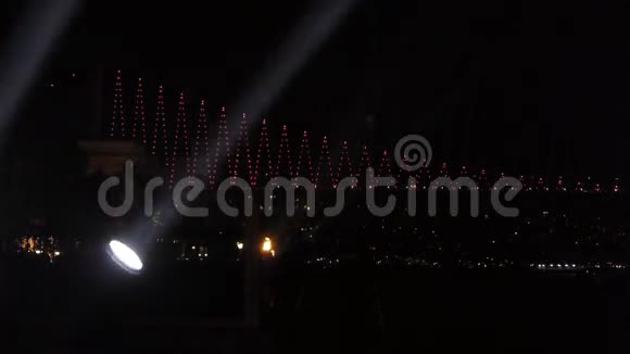 为庆祝活动桥上装饰着五颜六色的灯光视频的预览图