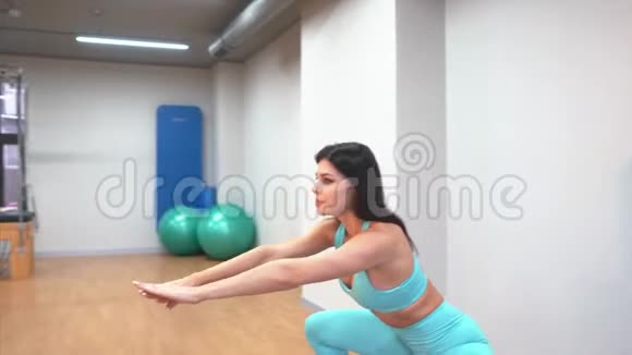 年轻的成年女孩在健身房锻炼视频的预览图