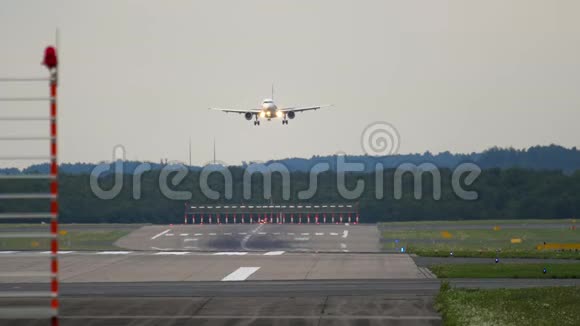 飞机降落前接近视频的预览图