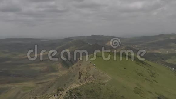 高加索山脉史诗级飞行山和格鲁吉亚河谷美景乔治亚动物水墙无人机4k视频的预览图