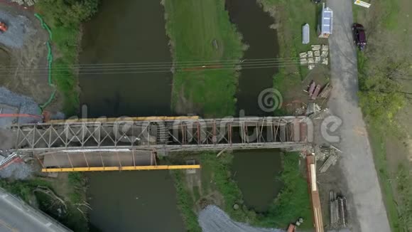 拆除一座174年老伯尔拱桁架设计覆盖桥梁视频的预览图