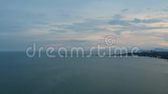 沙滩上的海浪波浪在海上海岸线和美丽的沙滩上视频的预览图