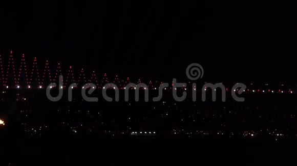 为庆祝活动桥上装饰着五颜六色的灯光视频的预览图