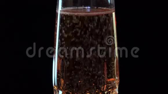 粉红香槟变成玻璃视频的预览图