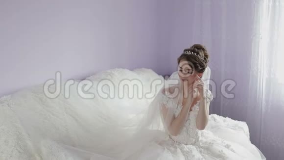 穿着婚纱的美丽可爱的新娘结婚的早晨漂亮又整洁的女人慢动作视频的预览图