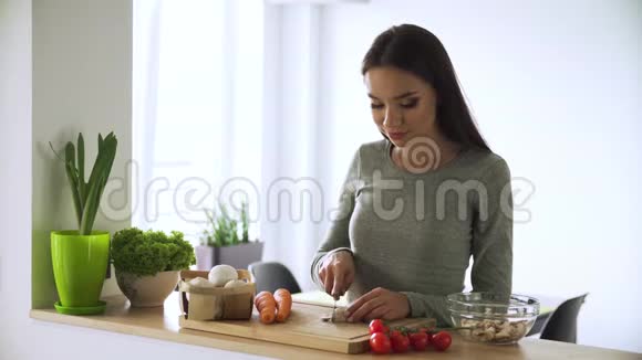 健康食品妇女在厨房烹制新鲜蔬菜沙拉视频的预览图