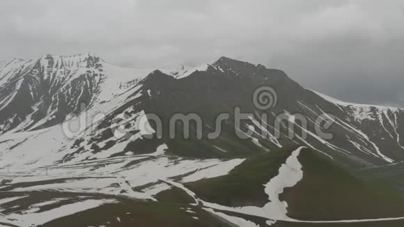 格鲁吉亚山区的积雪卡兹贝吉北高加索无人驾驶飞机视频的预览图