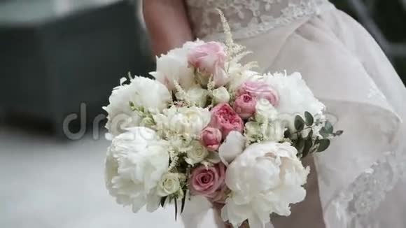 带着花束的新娘视频的预览图