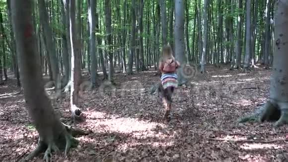 儿童漫步森林儿童户外自然女孩在露营冒险视频的预览图