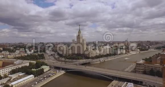俄罗斯莫斯科中部地区的鸟瞰图横跨莫斯科河的大桥高尔基公园交通繁忙的船只视频的预览图