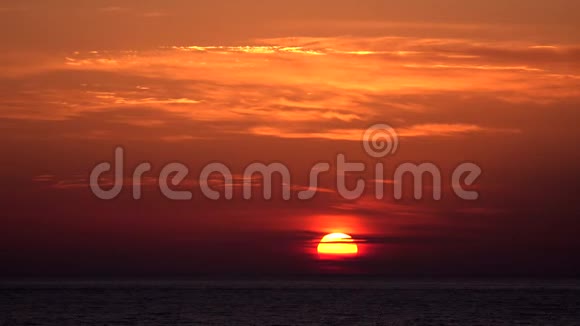 日落海滩海滨日出夏天日落时海洋黄昏海景视频的预览图