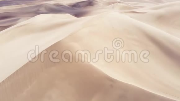 在沙漠中飞越沙丘视频的预览图