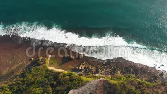 带波浪的悬崖和海洋鸟瞰图视频的预览图