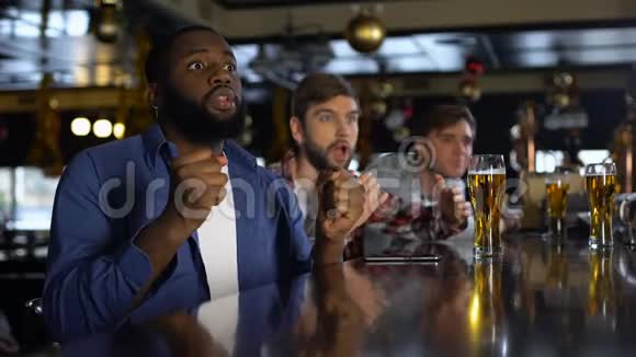 多种族球迷在酒吧看比赛对输球感到失望视频的预览图