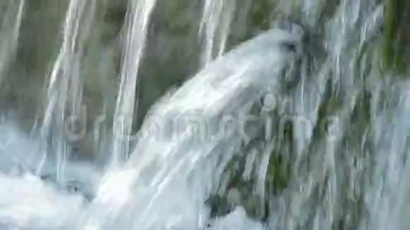 在泉水中排出水的管道视频的预览图