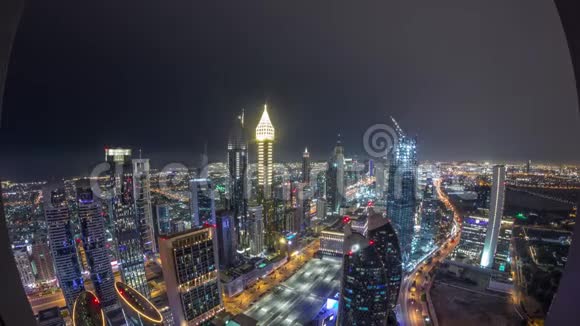 阿联酋迪拜谢赫扎耶德路和DIFC航空夜间时间的天际线视频的预览图