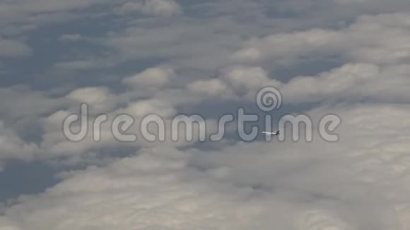 4飞机在云上飞行视频的预览图