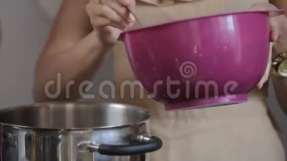 烘焙纸杯蛋糕的过程视频的预览图
