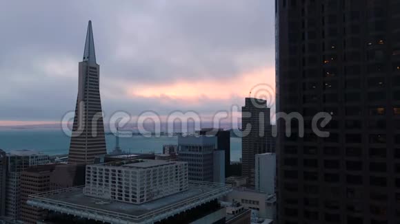 建立旧金山市区的空中景观视频的预览图