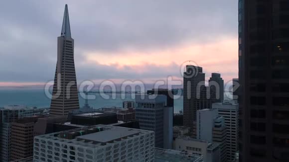 建立旧金山市区的空中景观视频的预览图