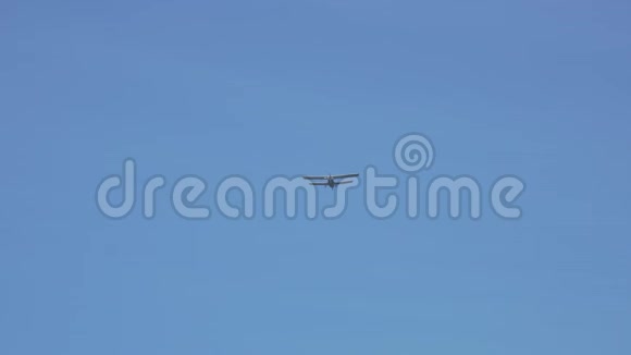 蓝天上的一架小飞机视频的预览图