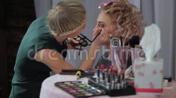化妆师用模特的眼睛工作视频的预览图