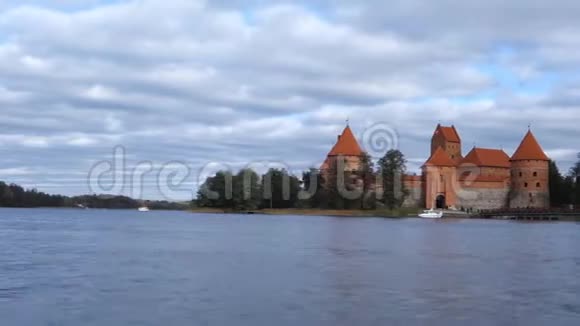 每年都有成千上万的游客参观湖边的特拉凯城堡视频的预览图