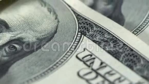 几百美元的钞票在桌子上视频的预览图