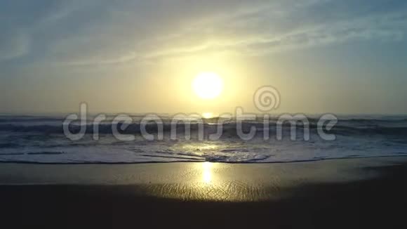 在海水和海滩上观看美丽的日出视频的预览图