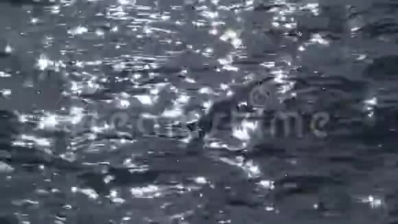 海水中太阳的倒影黑海视频的预览图