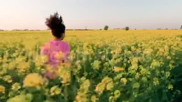 非裔美国少女在黄田里跑步慢跑和喝一瓶水的女青年视频的预览图