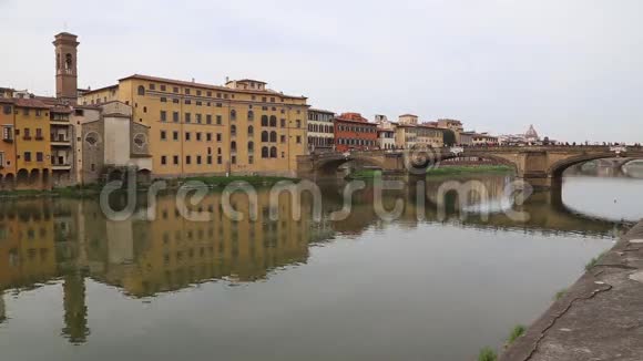 佛罗伦萨意大利河桥和房屋视频的预览图
