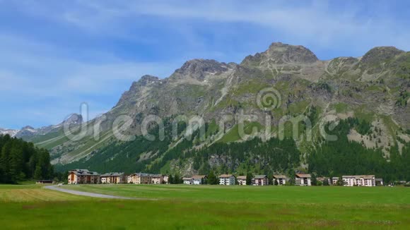 瑞士阿尔卑斯山的典型村庄风景如画的瑞士视频的预览图