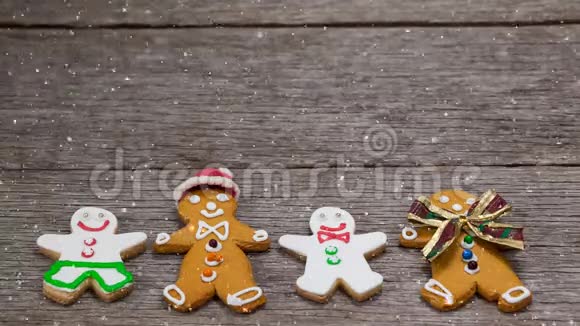 降雪与圣诞饼干装饰视频的预览图