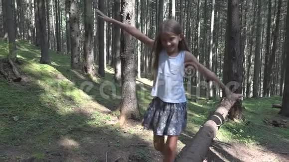 森林漫步树木童玩冒险女孩户外木视频的预览图