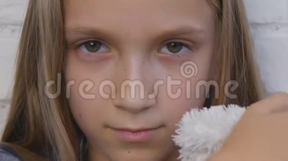 不幸的孩子悲伤的孩子在抑郁中折磨生病的女孩生病的儿童虐待者视频的预览图