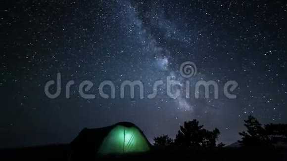夜晚在帐篷上方移动星星视频的预览图