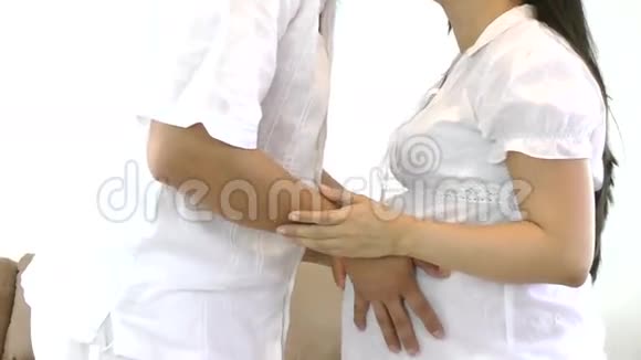 快乐的怀孕家庭怀孕的夫妇视频的预览图