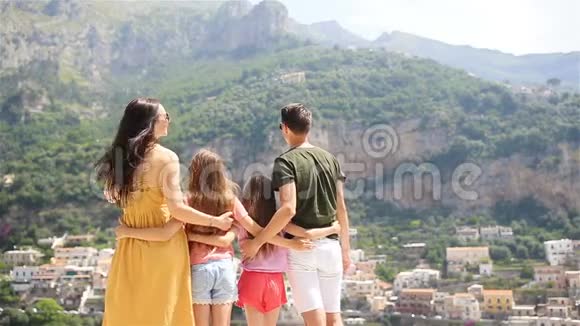 在意大利阿马尔菲海岸度假的家人视频的预览图