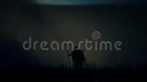 一个战士独自站在风暴的战场上视频的预览图