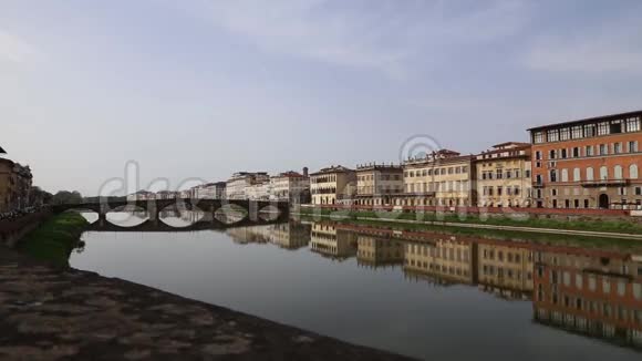 佛罗伦萨意大利河桥和房屋视频的预览图