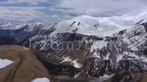 鸟瞰高加索山脉视频的预览图