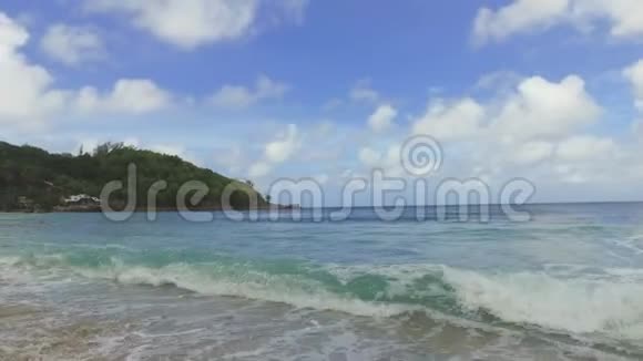 塞舌尔马河岛印度洋和高坂海滩景观视频的预览图