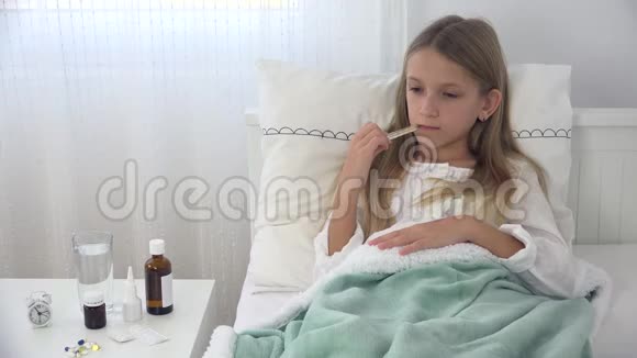 生病的孩子在床上生病的孩子带体温计女孩住院吃药视频的预览图