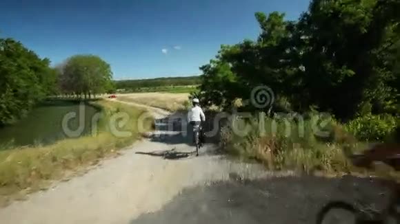 退休夫妇在河边骑自行车度假视频的预览图